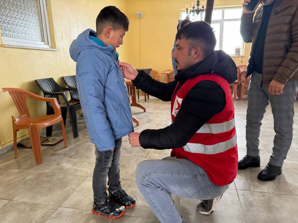 Ağrı’nın kara kışında sıcak yardımlar devam ediyor
