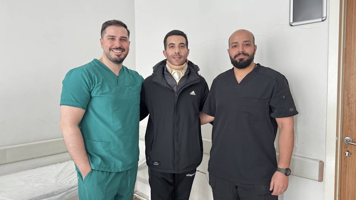 Ağrı’da ilk kez boyun kırığı ameliyatı yapıldı, felçli hasta yürüyerek taburcu oldu