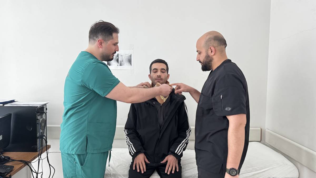 Ağrı’da ilk kez boyun kırığı ameliyatı yapıldı, felçli hasta yürüyerek taburcu oldu