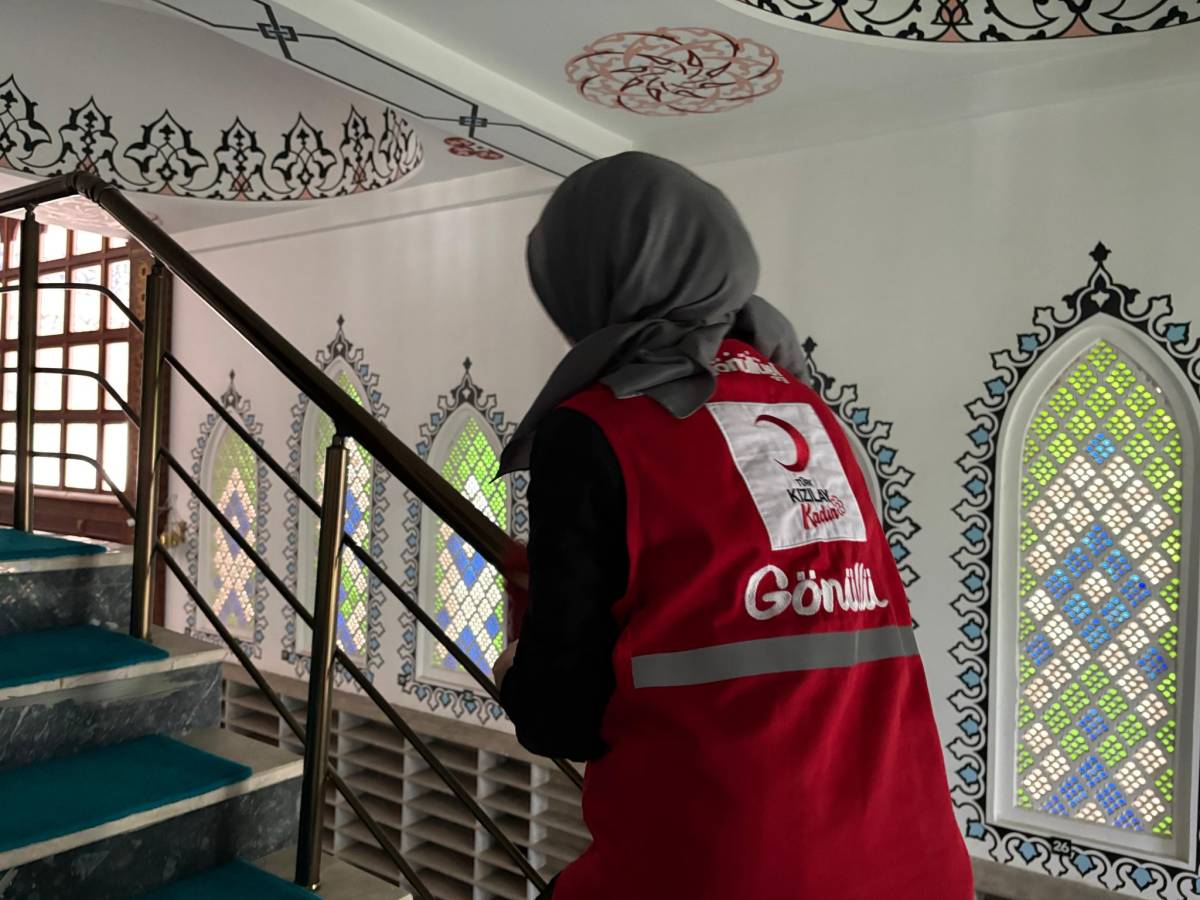 Ağrı’da gönüllü kadınlar camileri temizledi