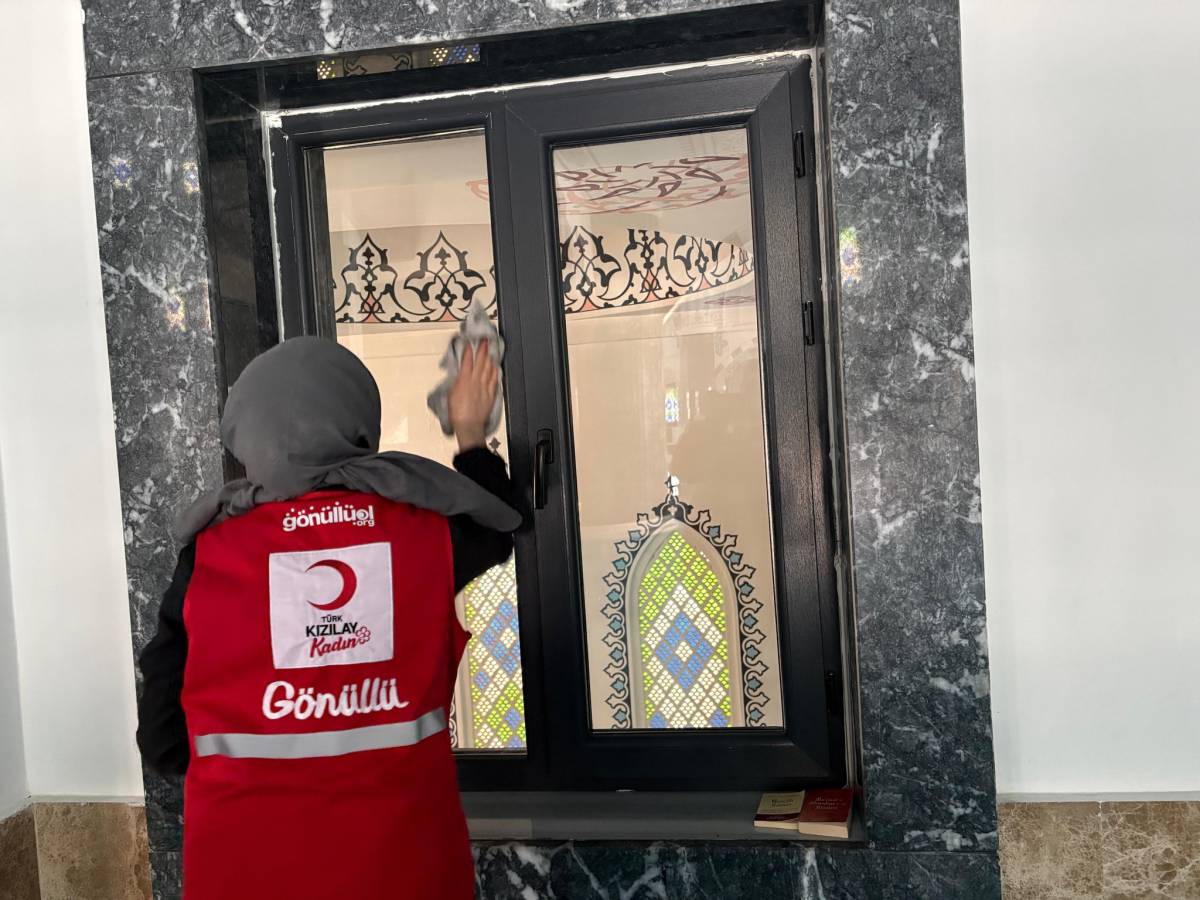 Ağrı’da gönüllü kadınlar camileri temizledi