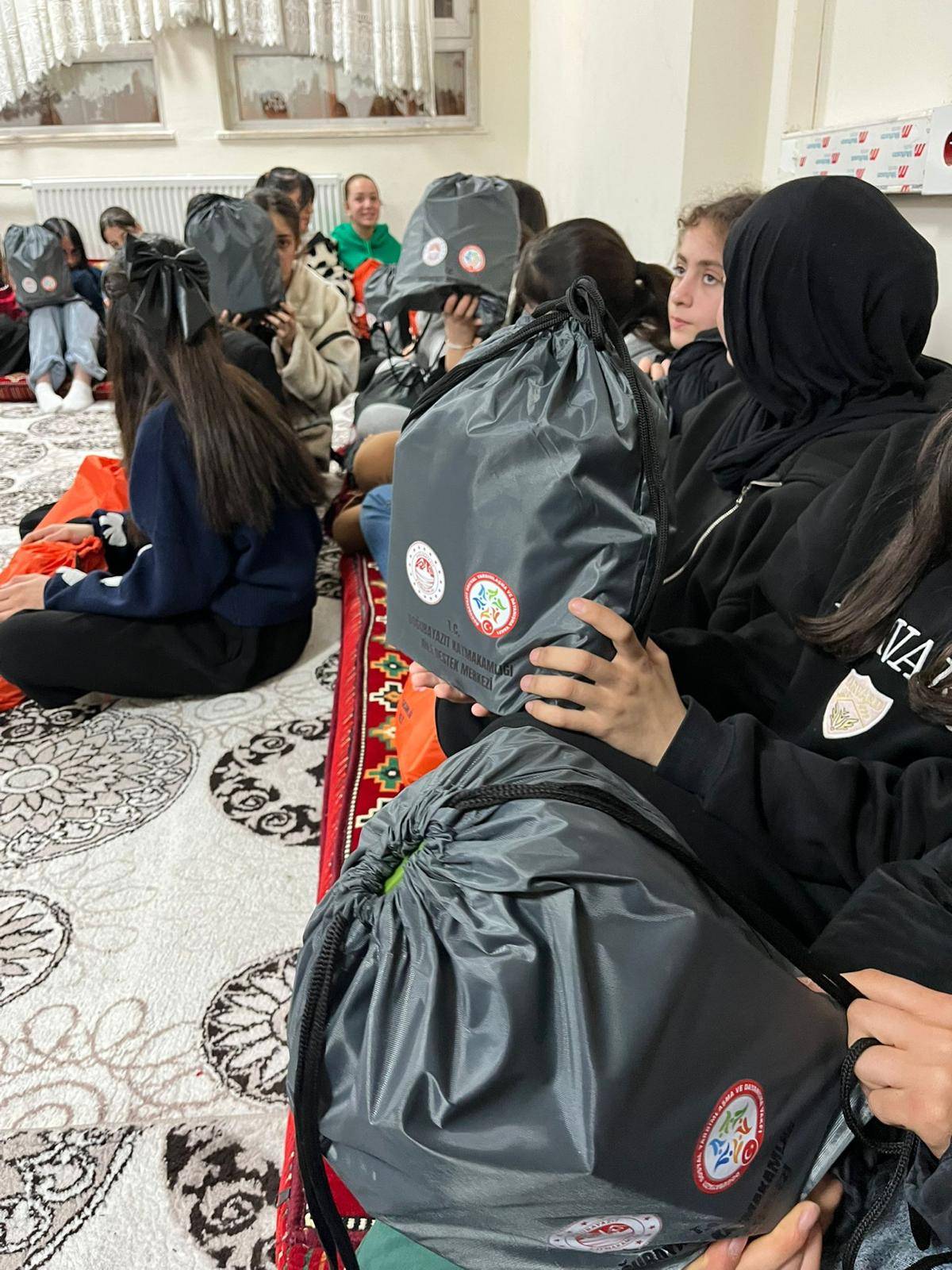 Ailelerinden Uzak Öğrencilere Anlamlı Ziyaret