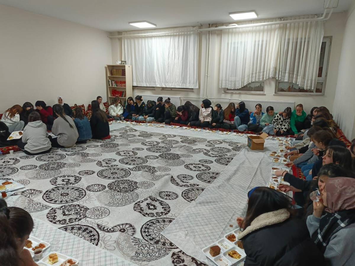 Ailelerinden Uzak Öğrencilere Anlamlı Ziyaret