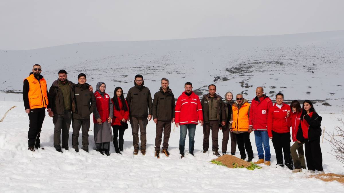 Ağrı’nın zorlu kış şartlarında yaban hayvanları için doğaya yem bırakıldı