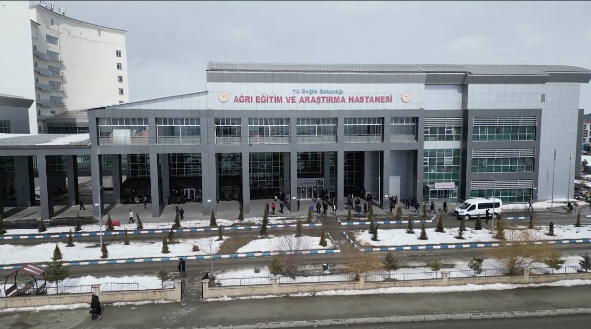 Ağrı’da ilk kez boyun kırığı ameliyatı yapıldı, felçli hasta yürüyerek taburcu oldu