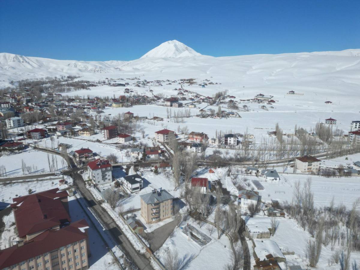 Eleşkirt’te kar çilesi manzaraya dönüştü