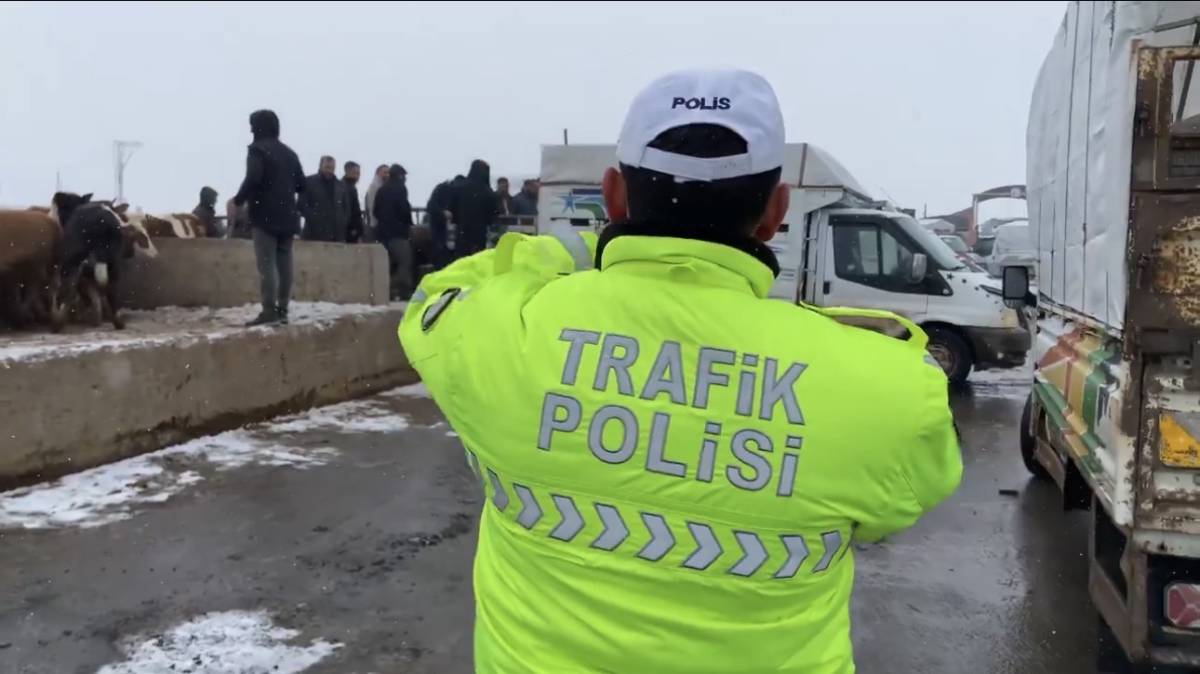 Ağrı’da Hayvan Borsası çevresinde trafik denetimi