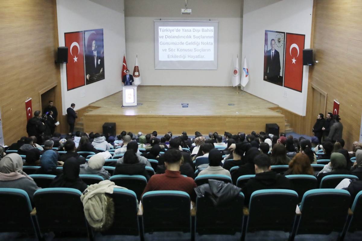 Ağrı’da gençler dijital tuzaklara karşı uyarıldı