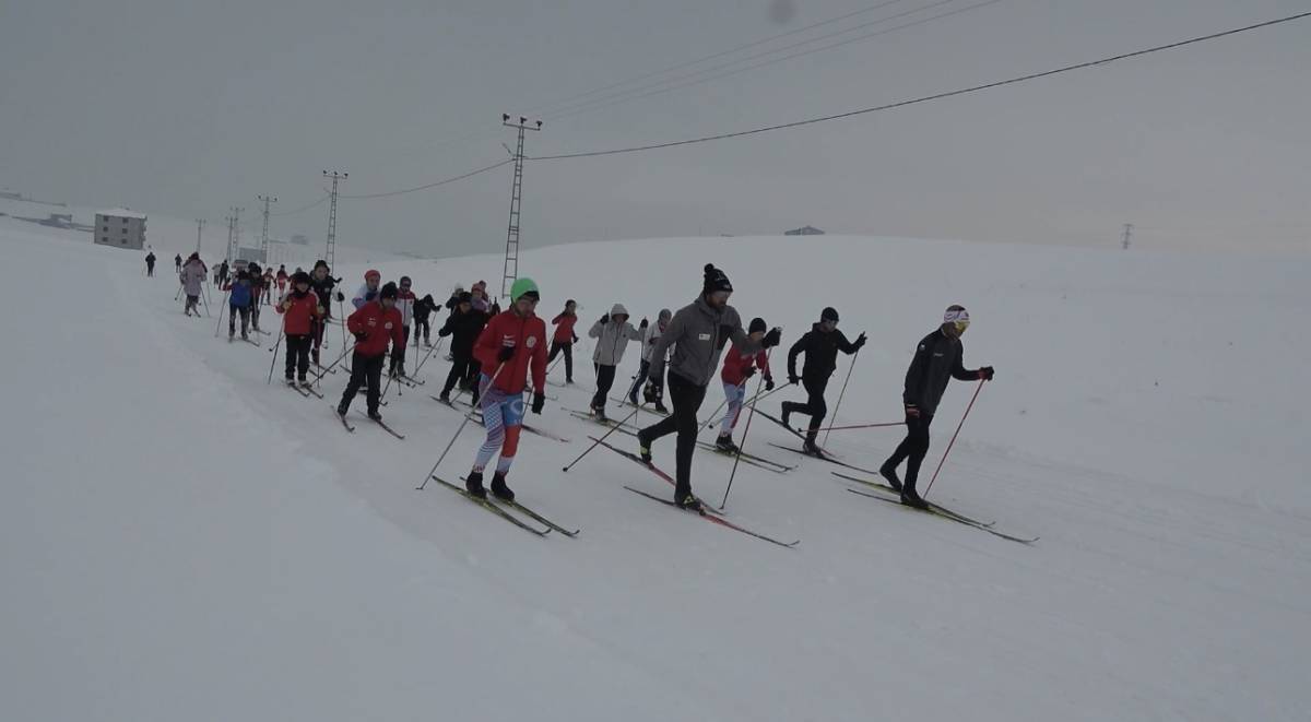 Ağrı’nın genç kayakçıları zirve için antrenmanlarını aralıksız sürdürüyor
