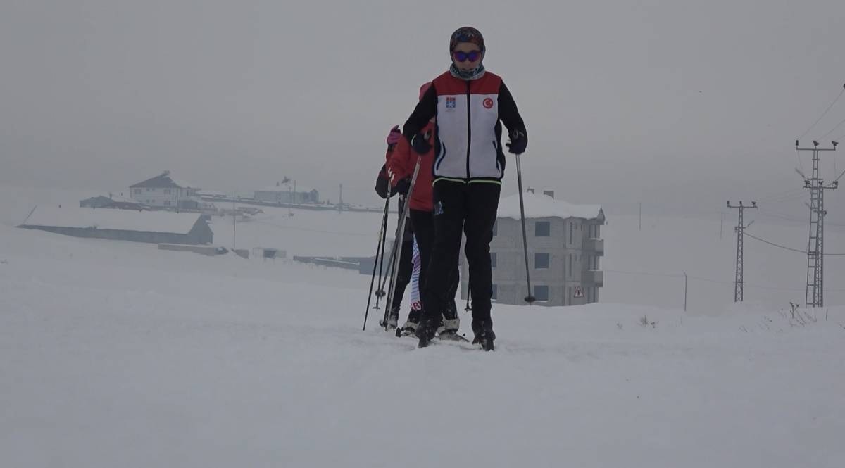 Ağrı’nın genç kayakçıları zirve için antrenmanlarını aralıksız sürdürüyor