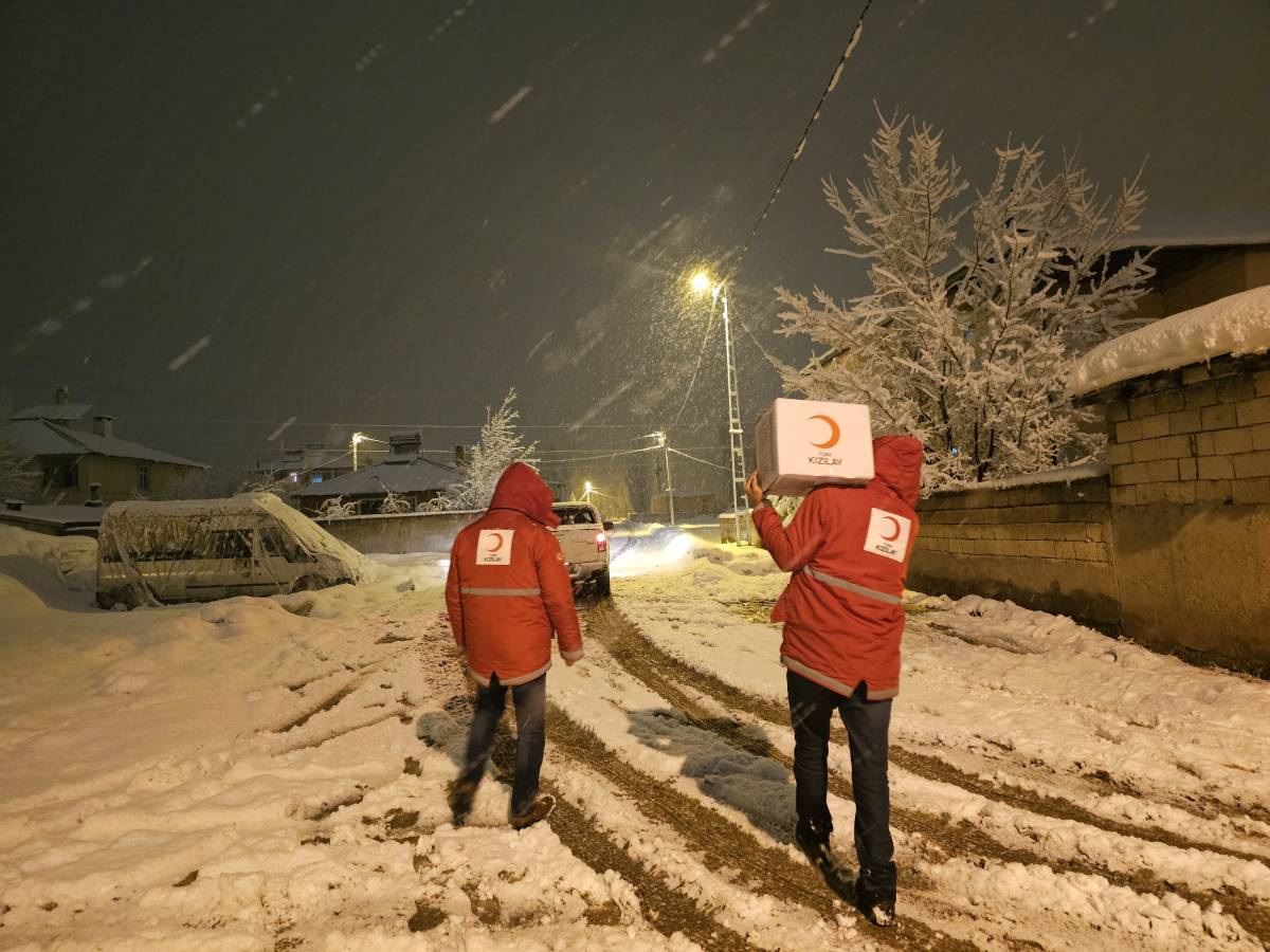 Ağrı’da kar ve tipiye rağmen köylere gıda desteği