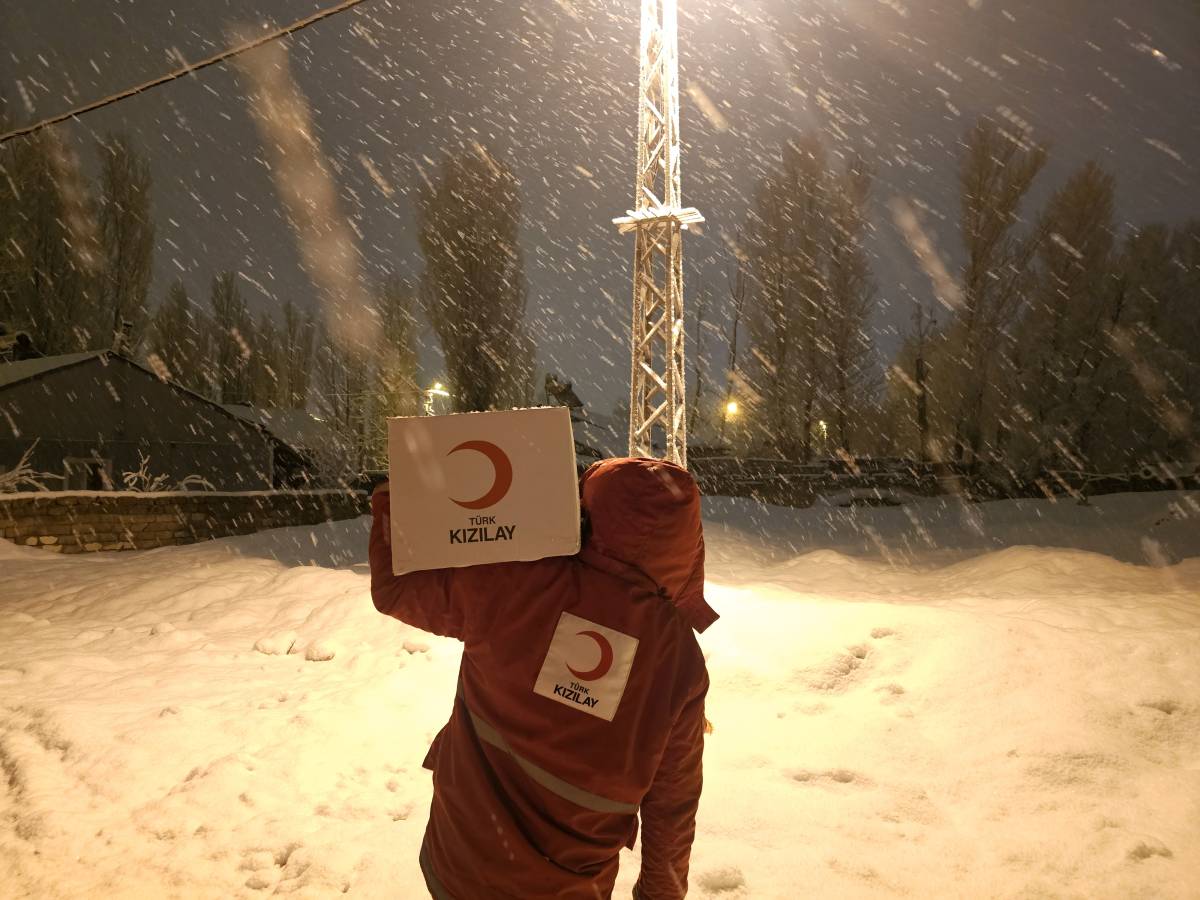 Ağrı’da kar ve tipiye rağmen köylere gıda desteği