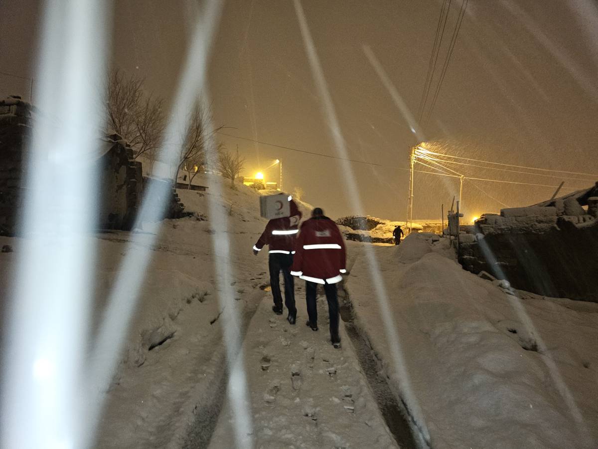 Ağrı’da kar ve tipiye rağmen köylere gıda desteği