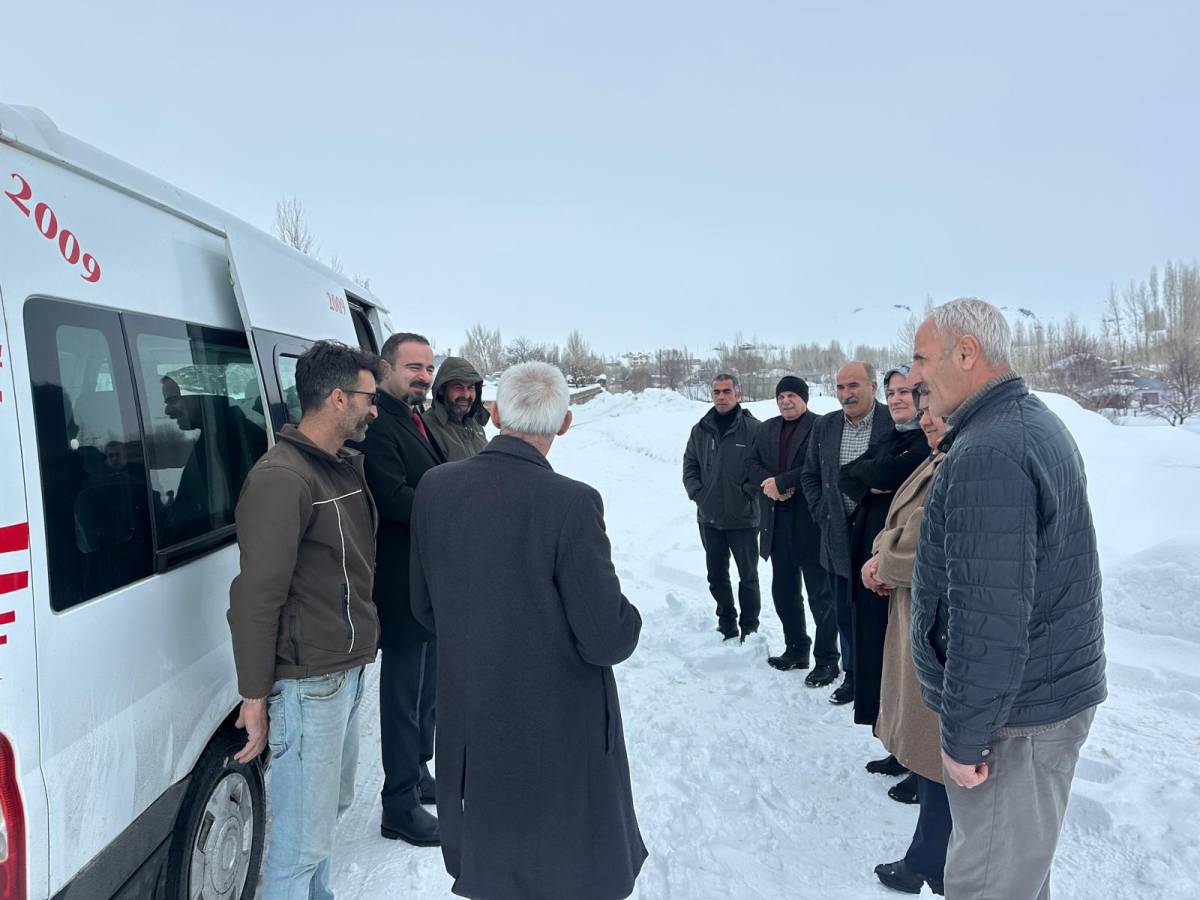 Erciş Belediyesi Kardan Kapanan Grup Yollarını Açtı