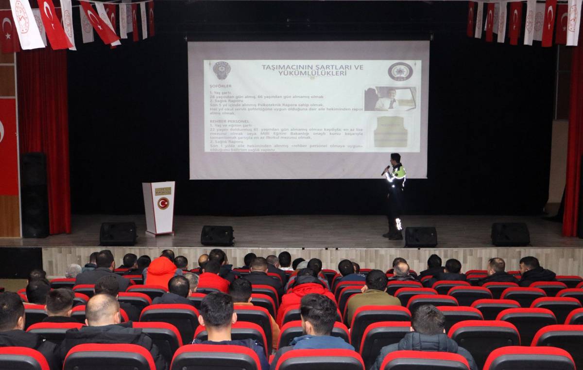 Ağrı’da okul servis şoförlerine trafik bilgilendirmesi verildi