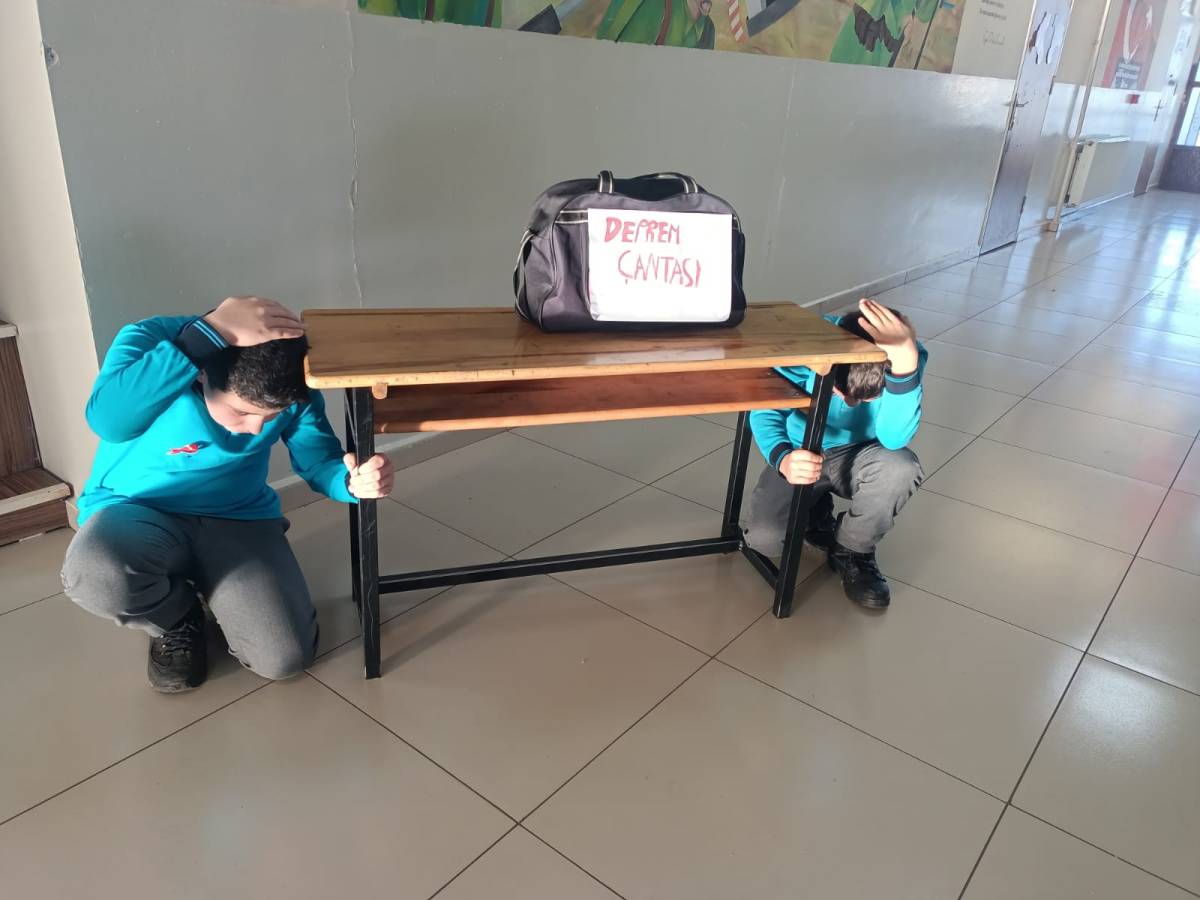 Erciş Alparslan Türkeş İlk ve Ortaokulu Öğrencilerden 6 Şubat Depremi Anma Programı