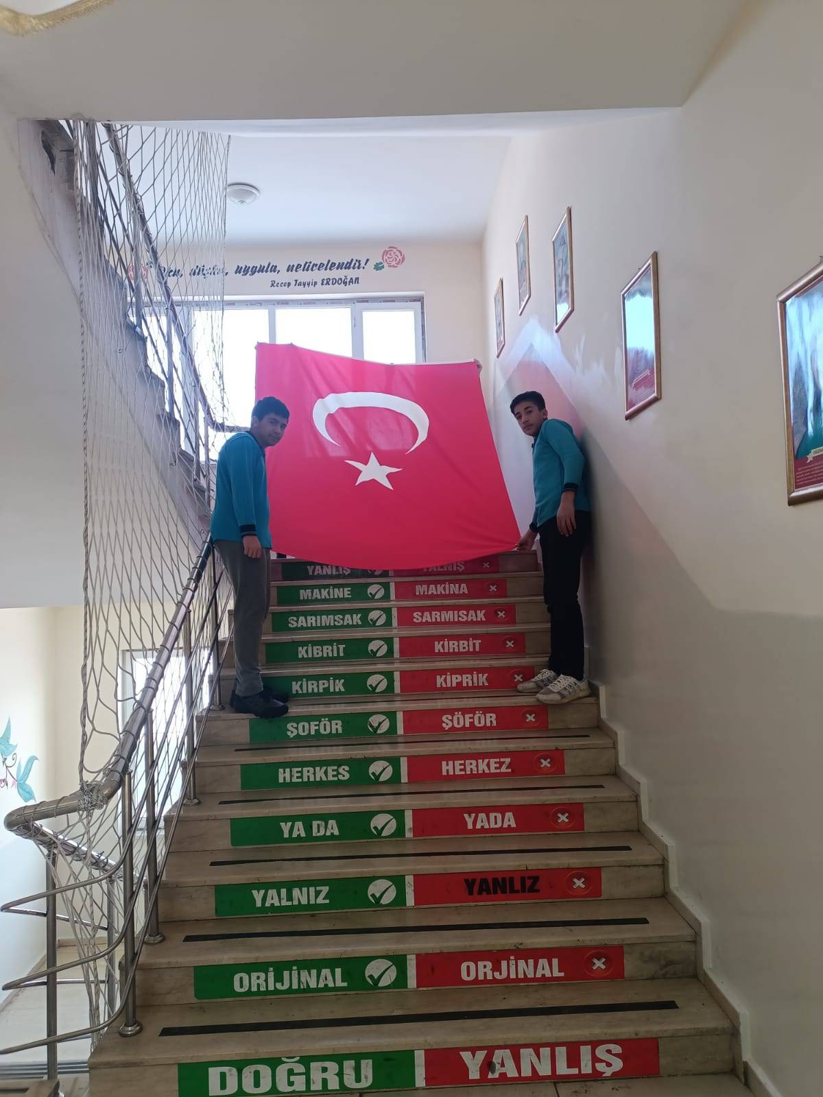 Erciş Alparslan Türkeş İlk ve Ortaokulu Öğrencilerden 6 Şubat Depremi Anma Programı