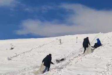 Erciş’te Çocuklar Kar Yağışını Eğlenceye Dönüştürdü