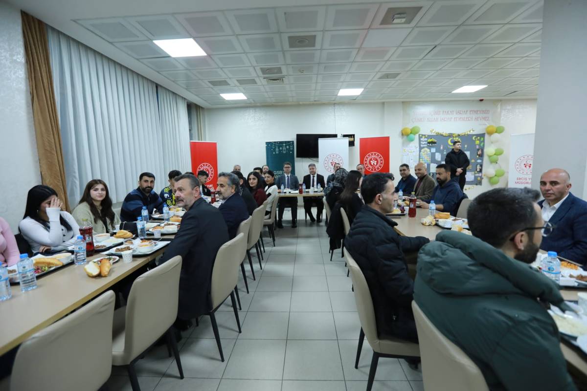 Erciş Kaymakamı Murat Karaloğlu Öğrencilerle İftar Programında Bir Araya Geldi