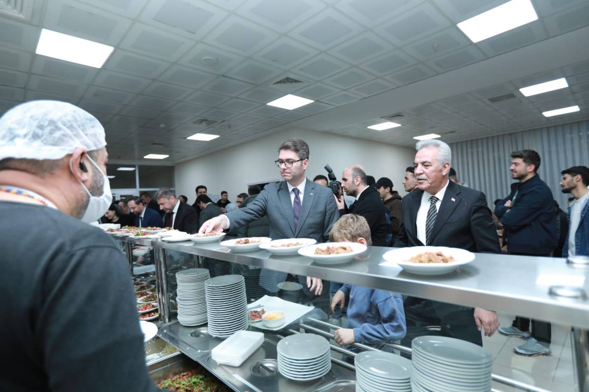 Erciş Kaymakamı Murat Karaloğlu Öğrencilerle İftar Programında Bir Araya Geldi