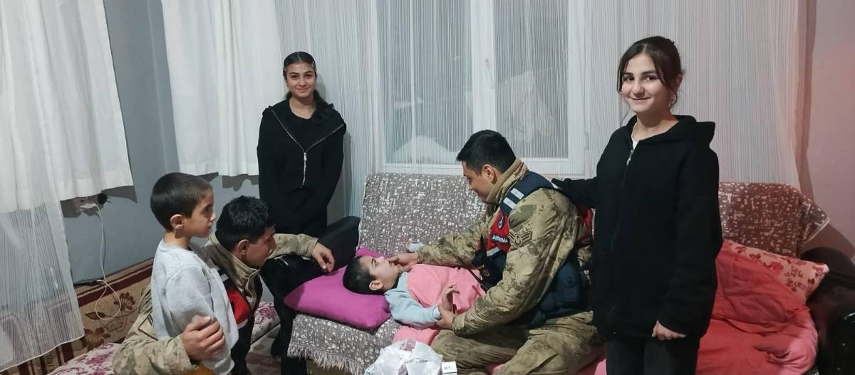 Erciş'te Jandarma 2 kilometre yürüyerek engelli çocuğa ilacını ulaştırdı