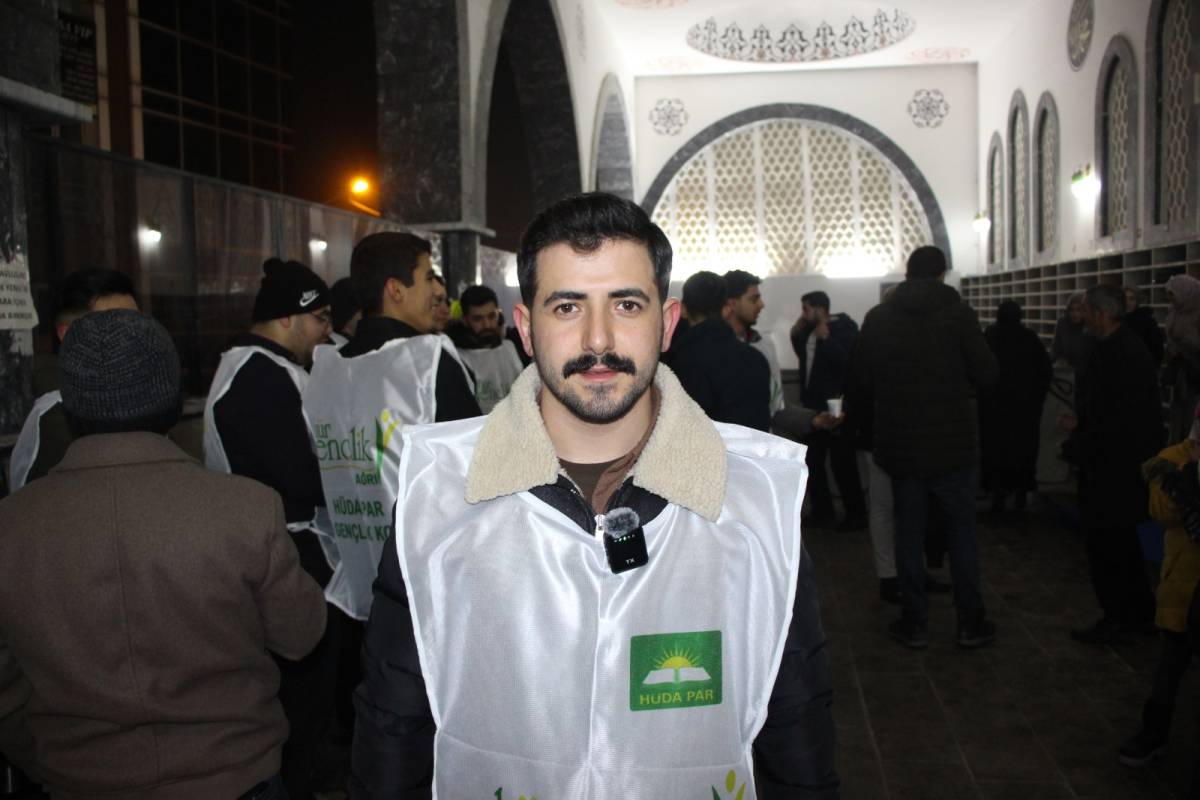 Teravih Çıkışı Cemaate Sıcak Salep İkramı