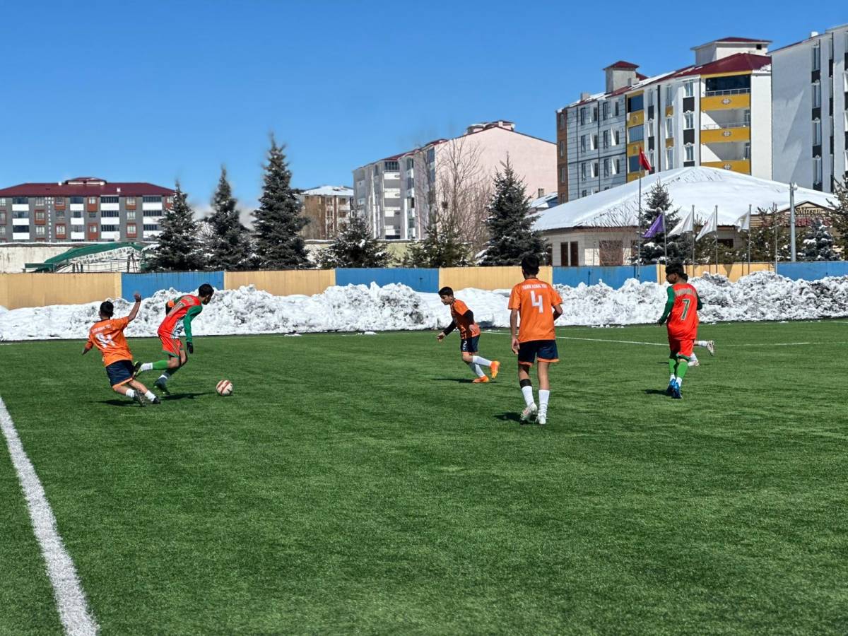 Ağrı’da Genç Futbol Yıldızları Sahaya Çıktı