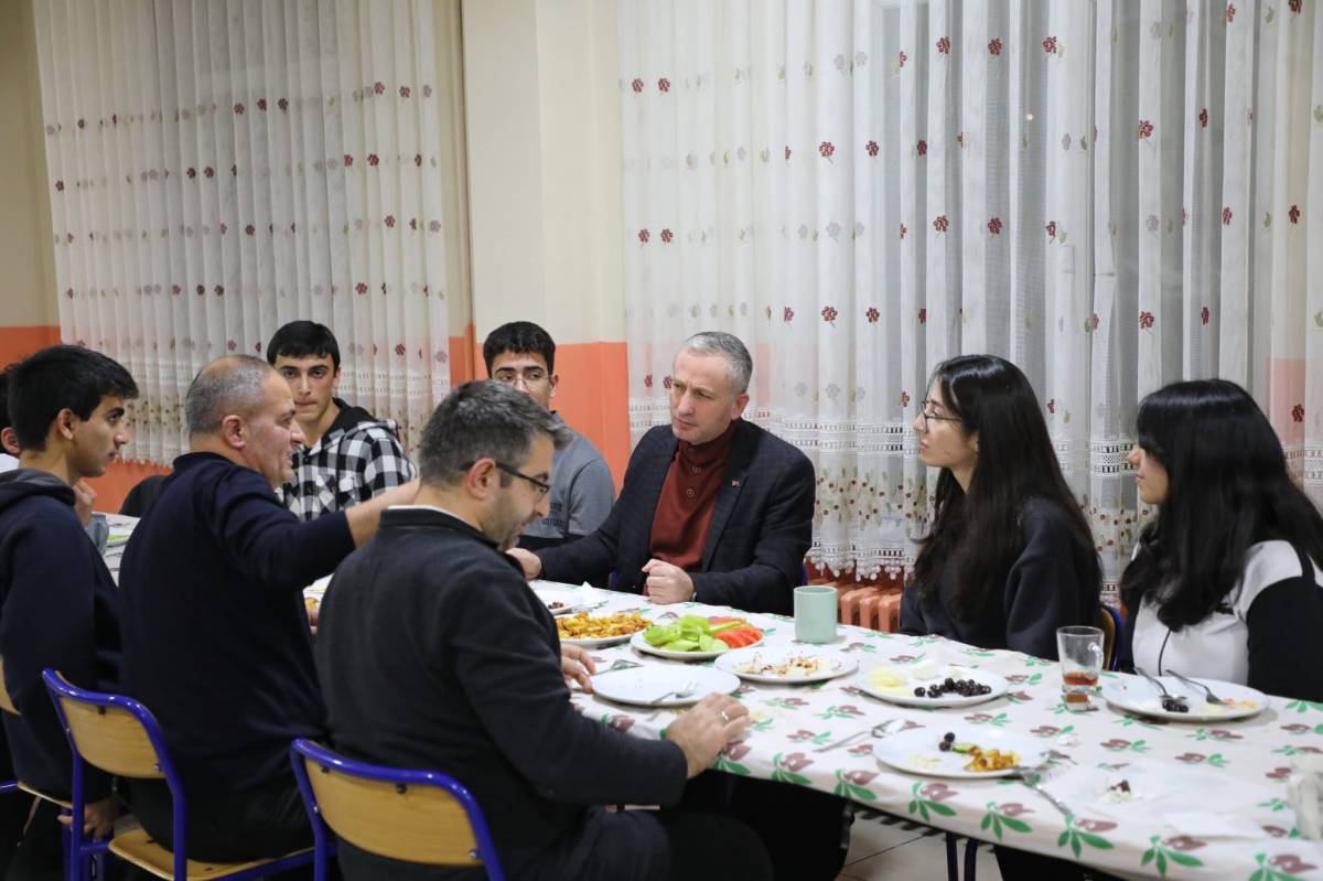 “Maarifin Kalbinde Ramazan” etkinliğinde öğrencilerle sahur
