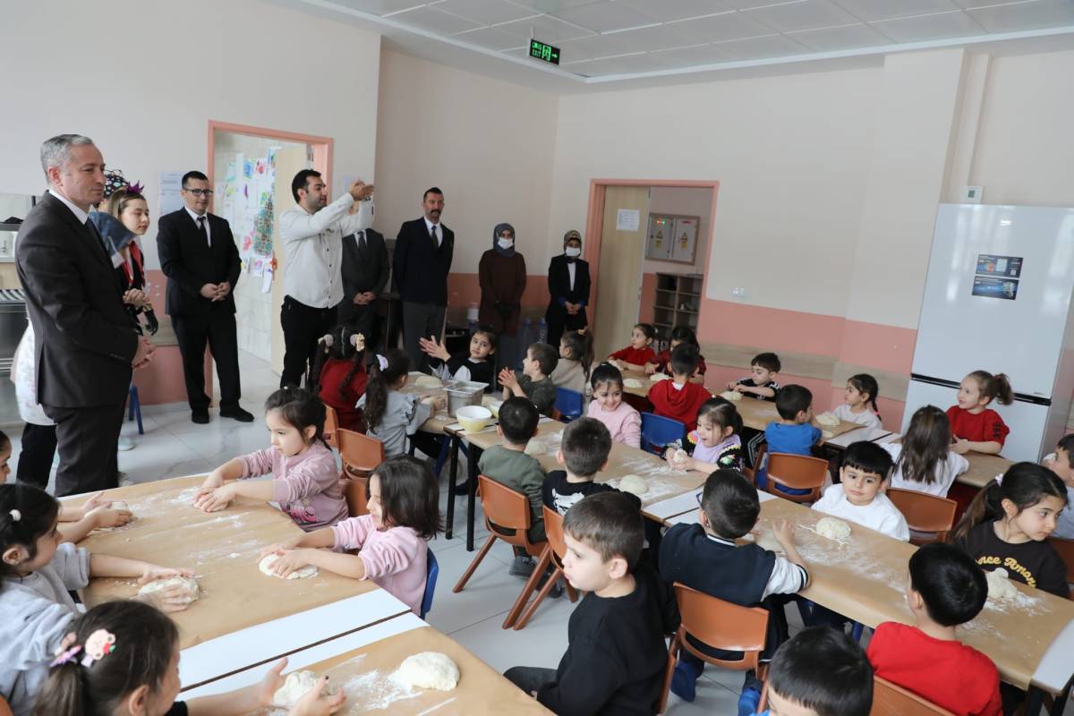 Ağrı’da miniklerden sıcacık Ramazan pidesi