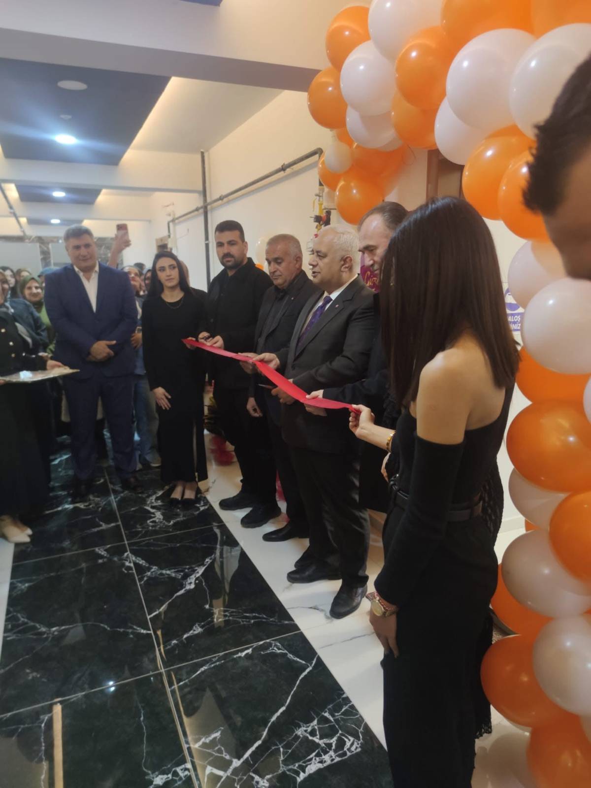 Erciş’te EMELA Güzellik Salonu Hizmete Açıldı