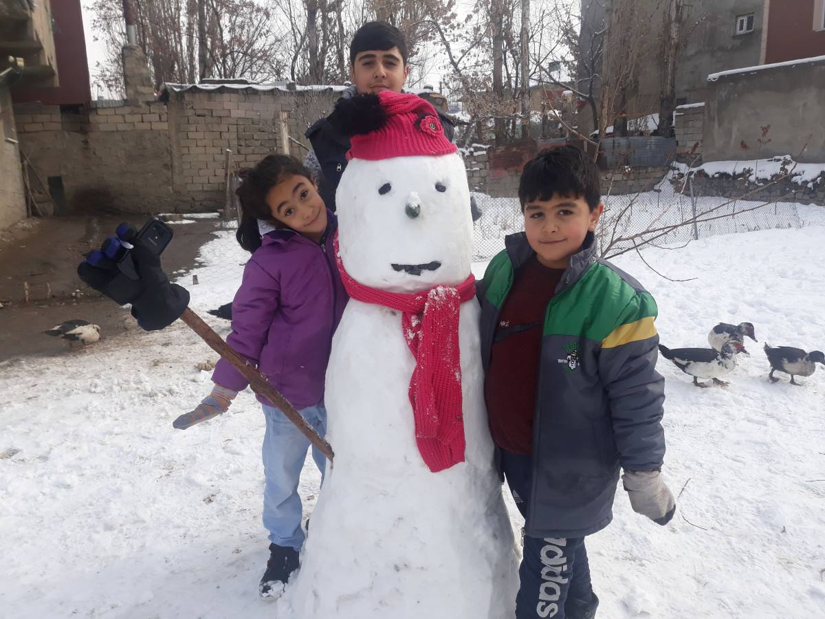 Ağrı’da güneş yüzünü gösterdi, çocuklar karın keyfini çıkardı