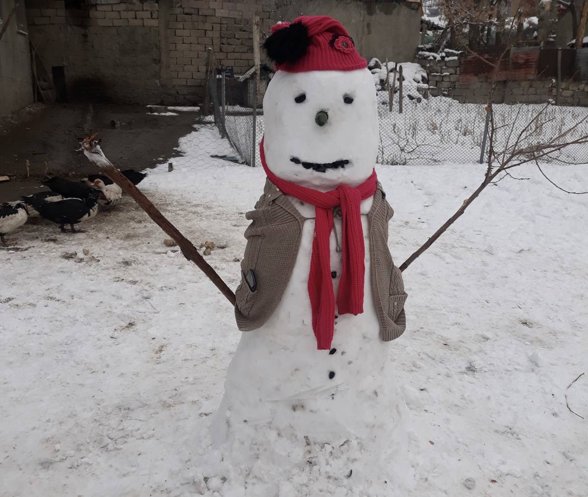 Ağrı’da güneş yüzünü gösterdi, çocuklar karın keyfini çıkardı