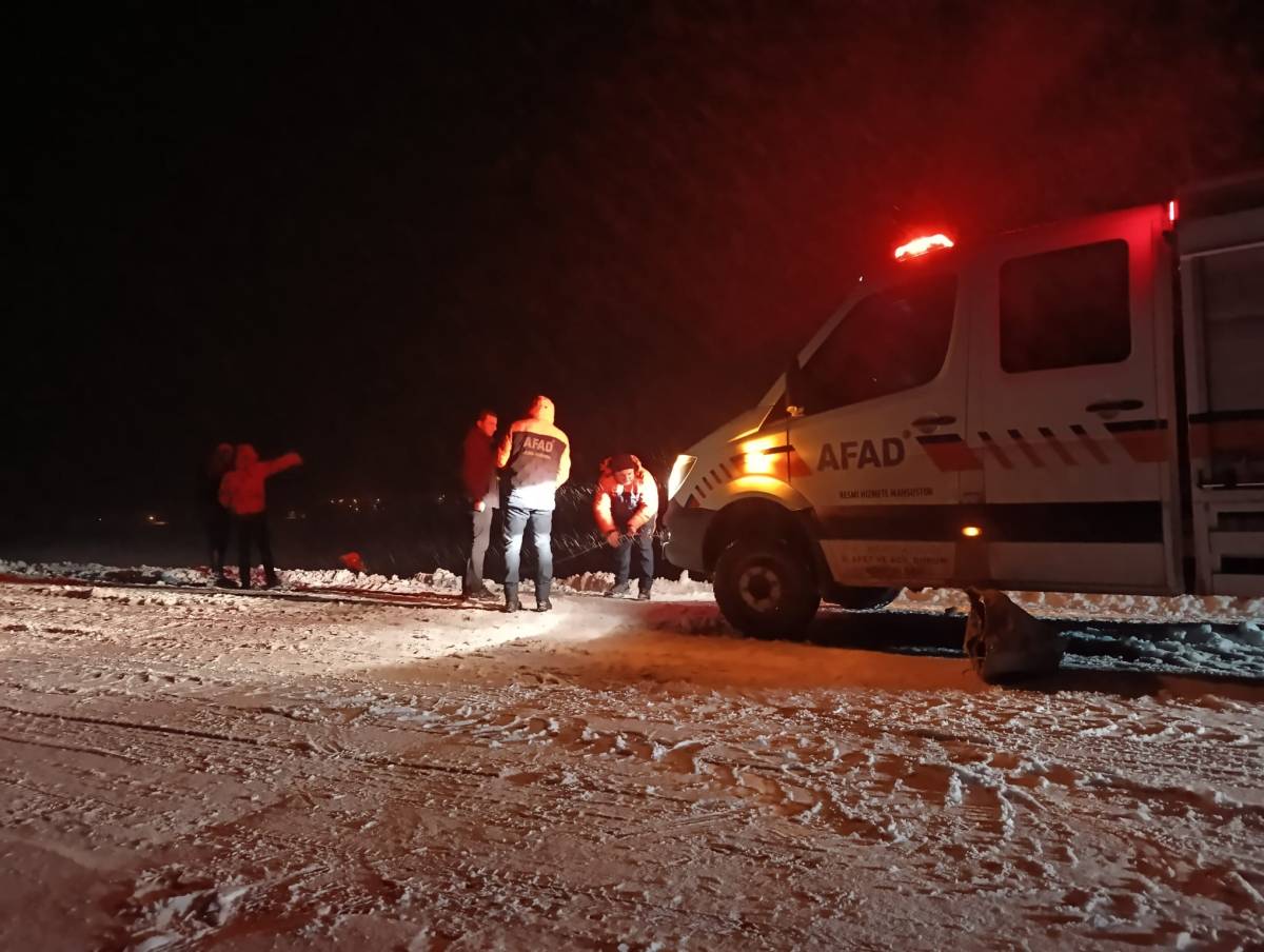 Ağrı’da 2’si çocuk 4 kişinin bulunduğu araç şarampole kaydı