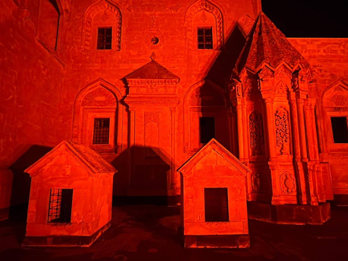 Ağrı’nın Tarihi Sarayı Tıp Bayramı’nda sağlık çalışanları için kırmızıya büründü