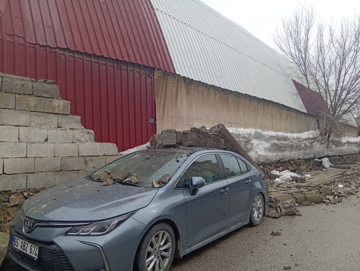 Kuvvetli Yağış Erciş’te Tehlike Yarattı: Duvar Çöktü, Araç Hasar Aldı