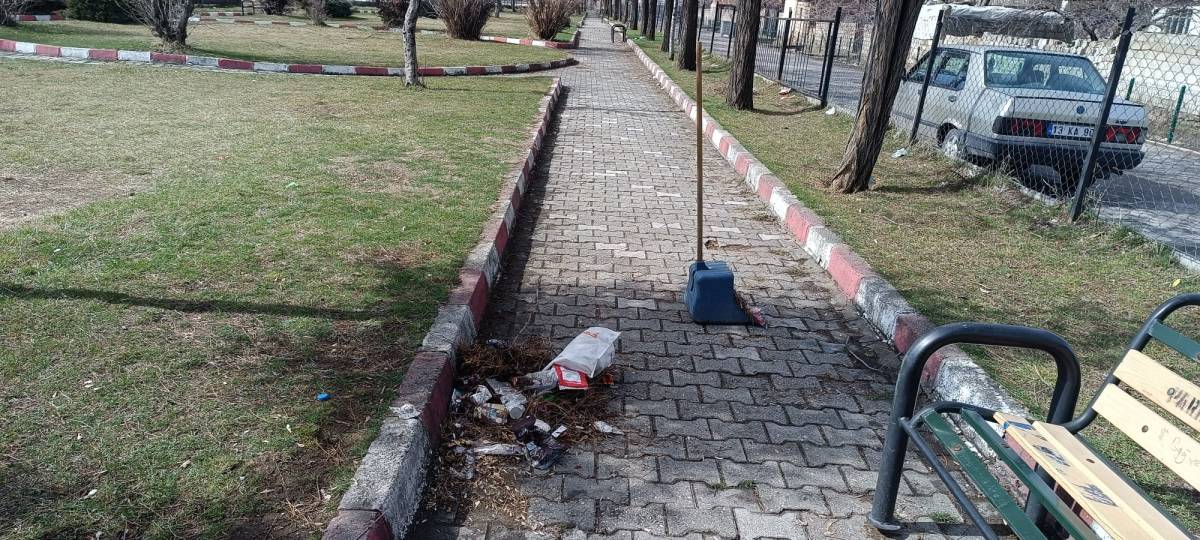 Erciş Belediyesi Parklarda Bayram Sonrası Temizlik Çalışması Başlattı