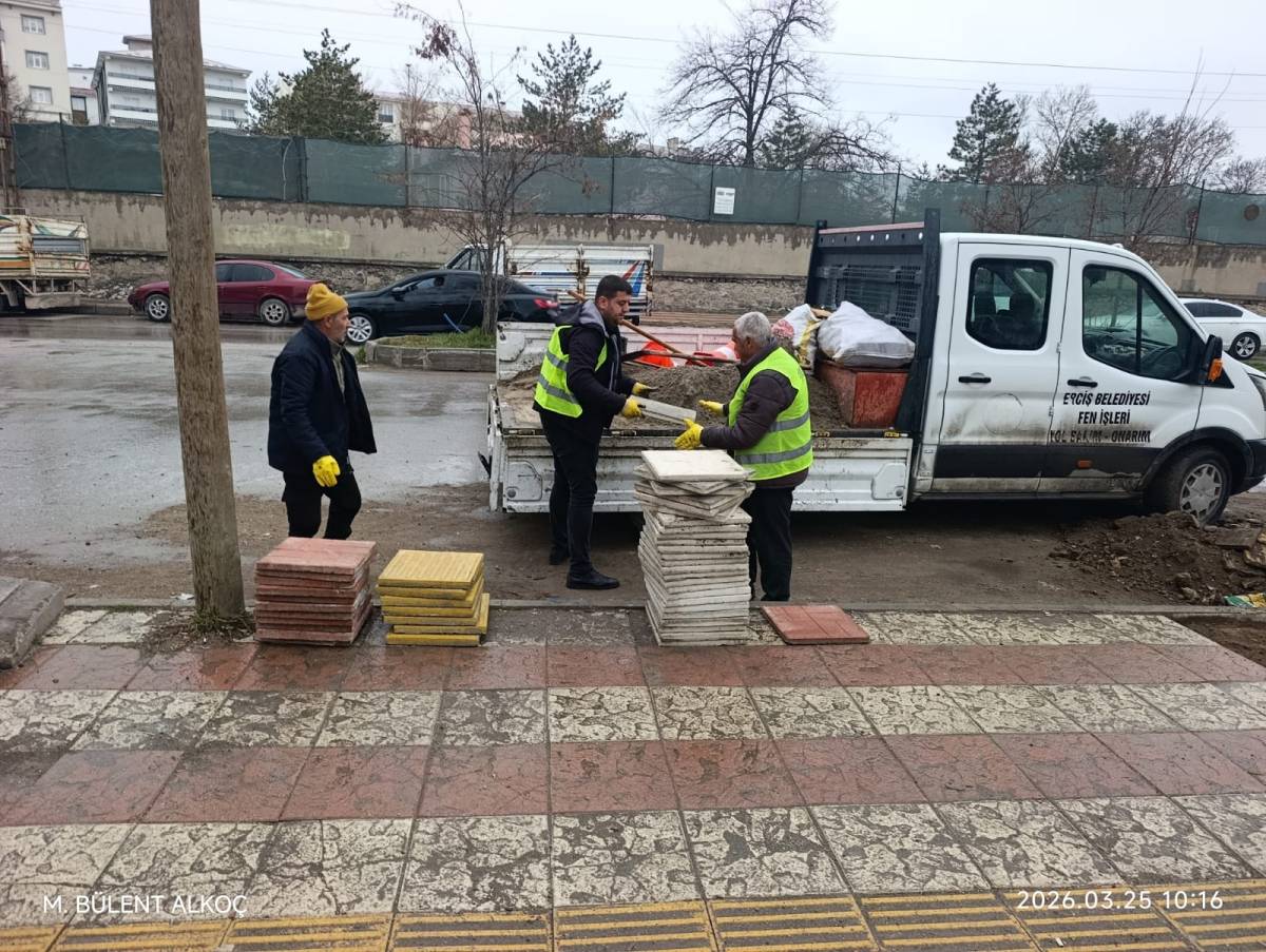Erciş Belediyesi tahrip olan kaldırımları onarıyoe