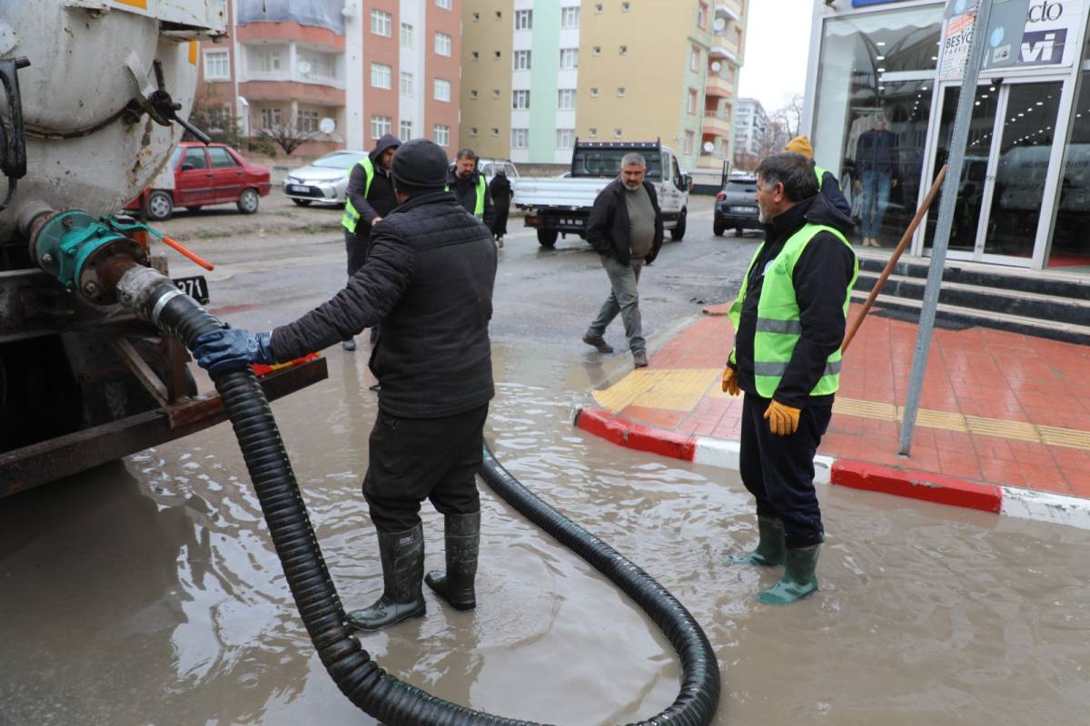 Erciş’te Yağmur Suyu Hattı Temizliği Sürüyor
