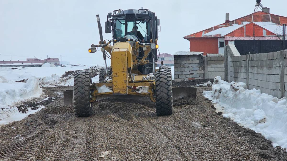 Ağrı’da Bozulan Yollar Onarılıyor