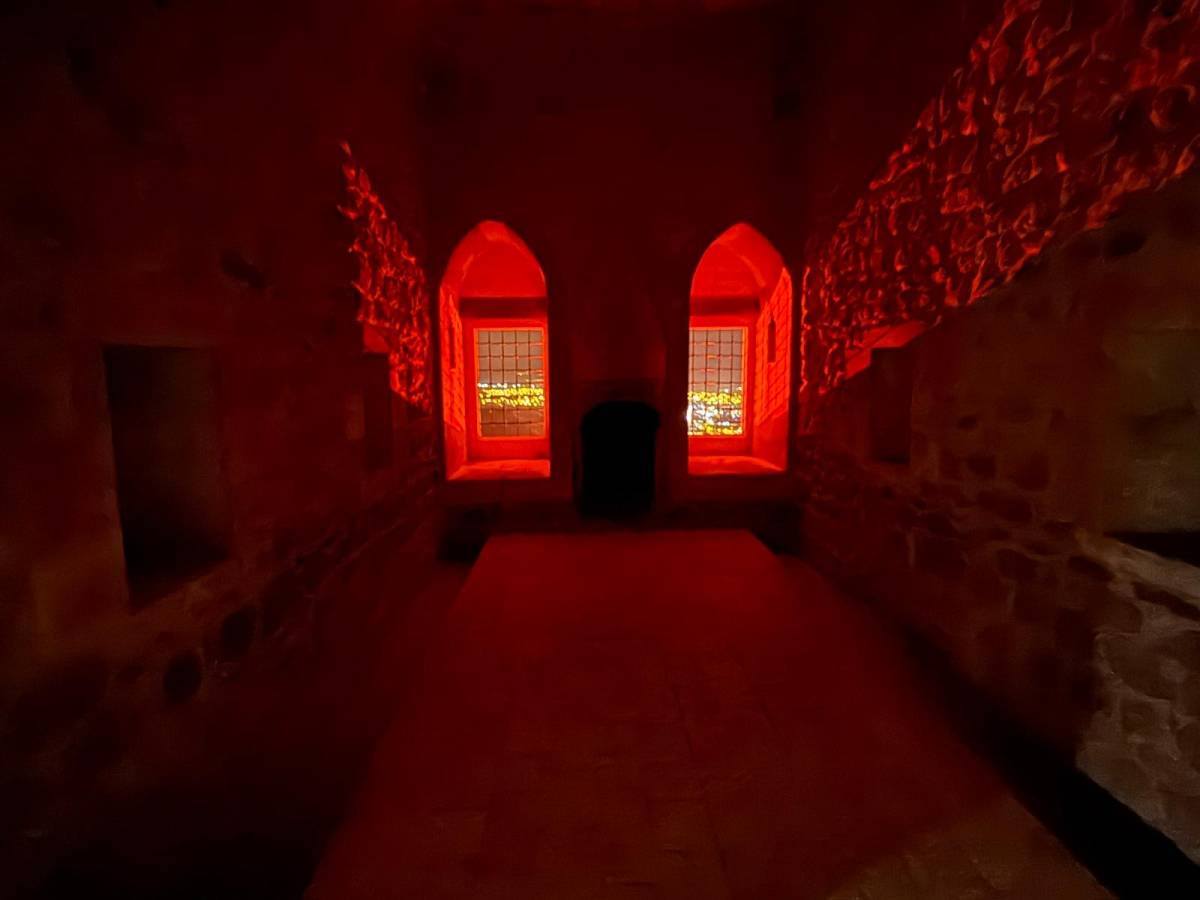 Ağrı’nın Tarihi Sarayı Tıp Bayramı’nda sağlık çalışanları için kırmızıya büründü