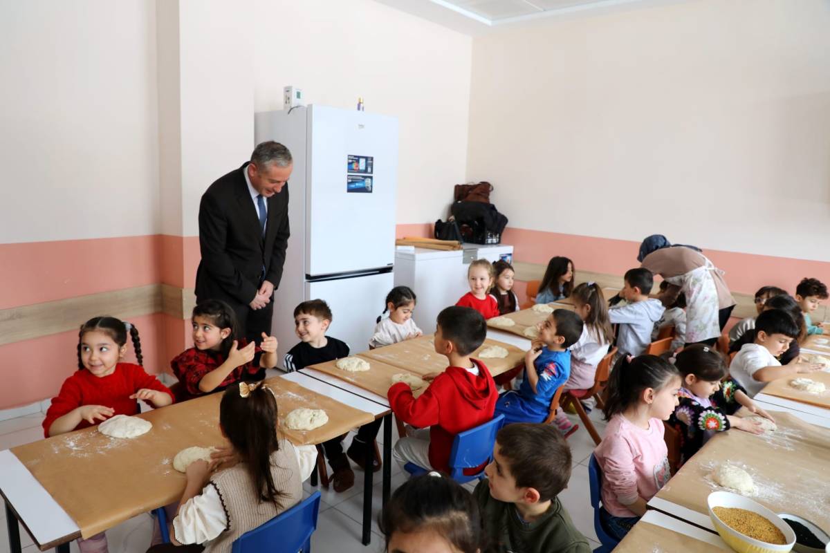 Ağrı’da miniklerden sıcacık Ramazan pidesi