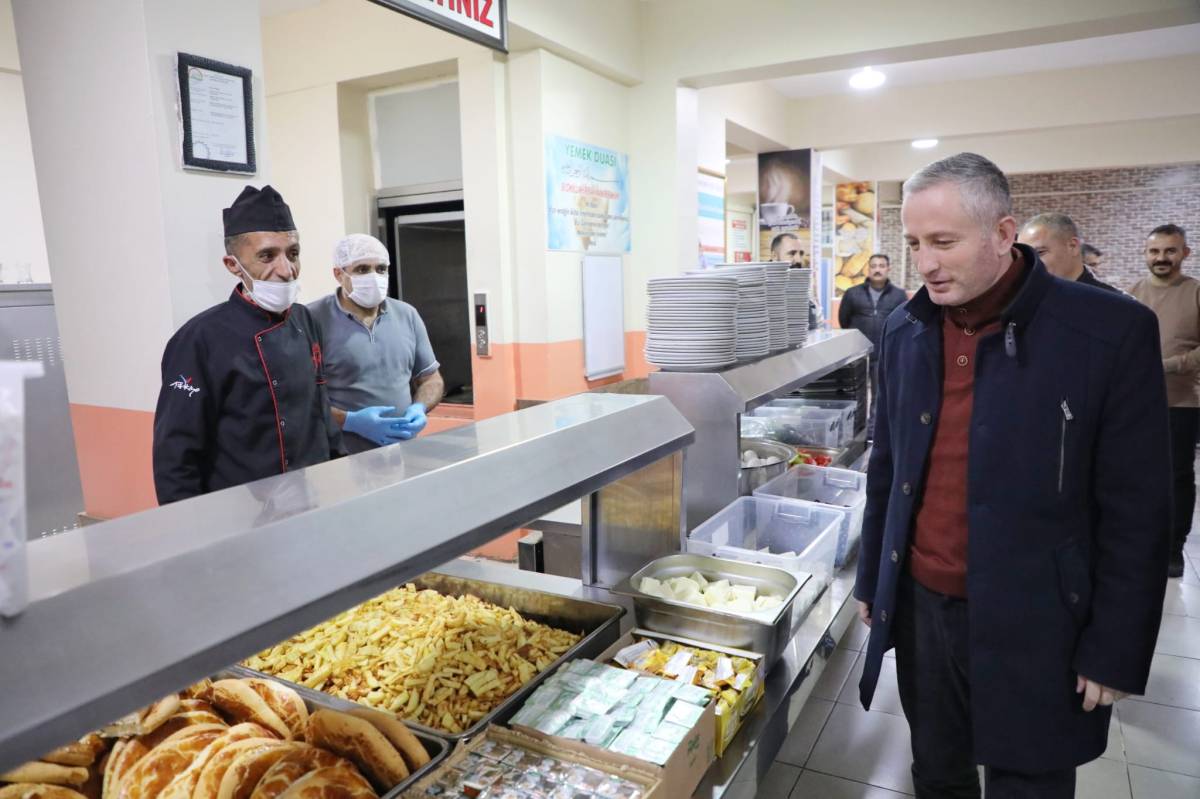 “Maarifin Kalbinde Ramazan” etkinliğinde öğrencilerle sahur