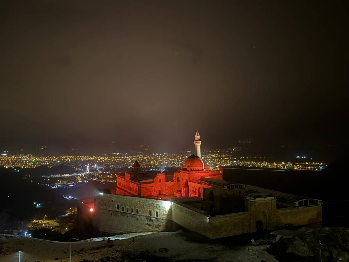 Ağrı’nın Tarihi Sarayı Tıp Bayramı’nda sağlık çalışanları için kırmızıya büründü