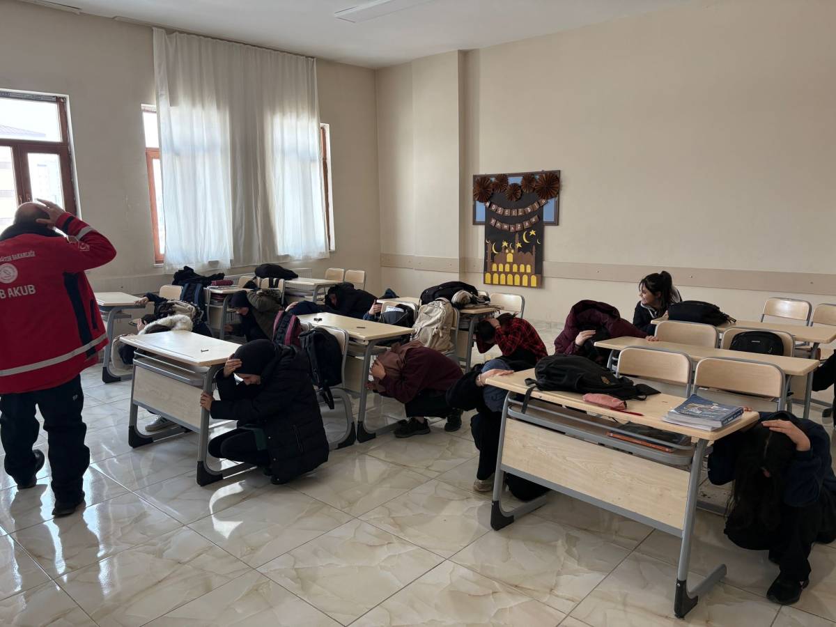 Ağrı’da okullarda “Çök-Kapan-Tutun” tatbikatı