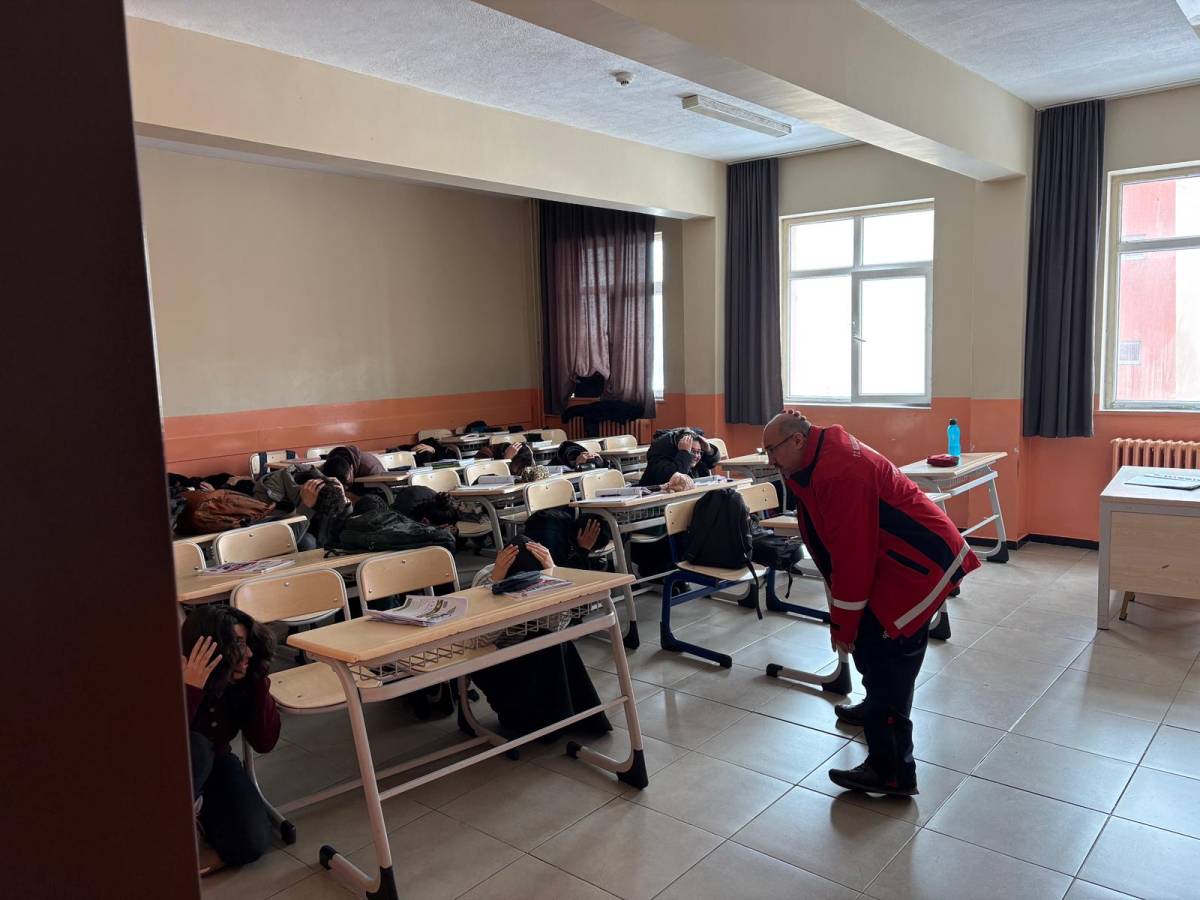 Ağrı’da okullarda “Çök-Kapan-Tutun” tatbikatı