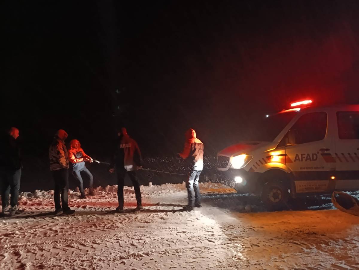 Ağrı’da 2’si çocuk 4 kişinin bulunduğu araç şarampole kaydı