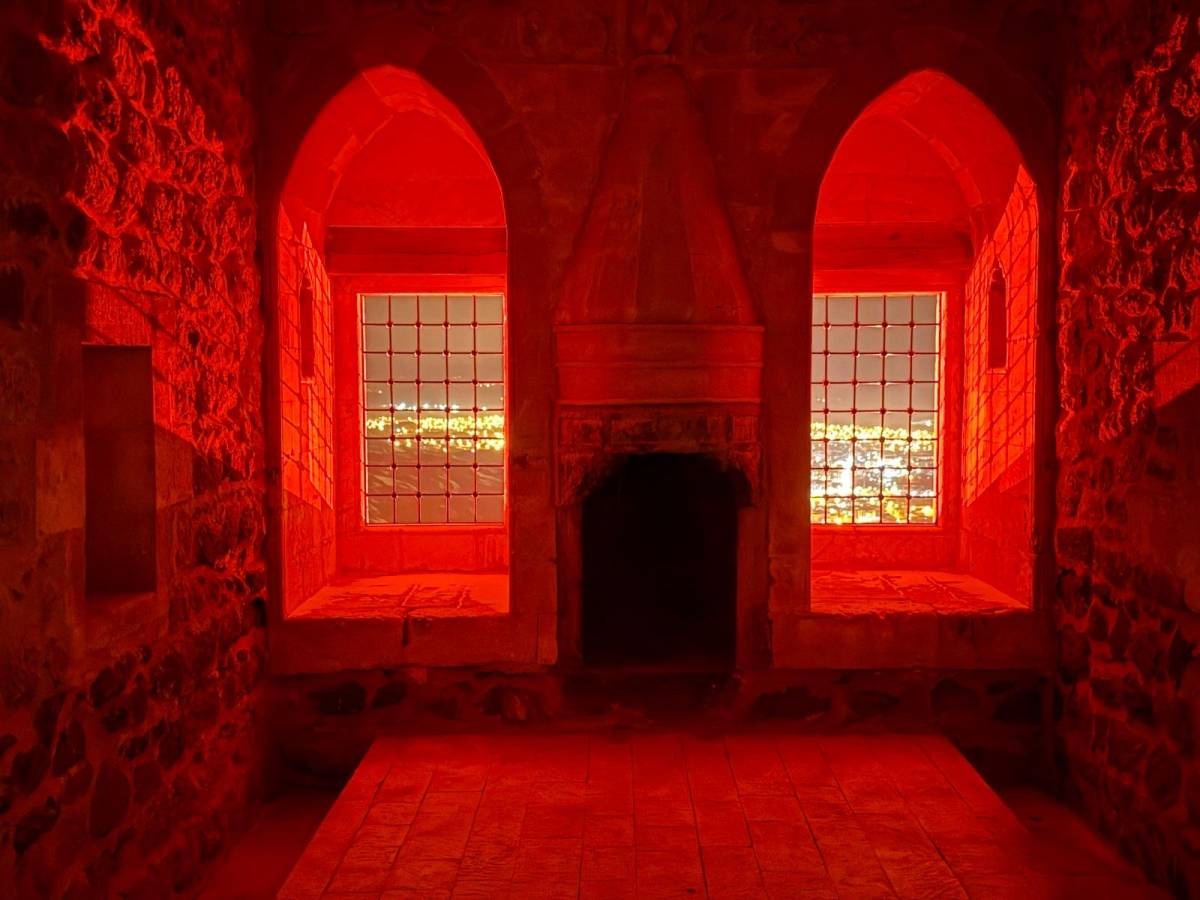 Ağrı’nın Tarihi Sarayı Tıp Bayramı’nda sağlık çalışanları için kırmızıya büründü