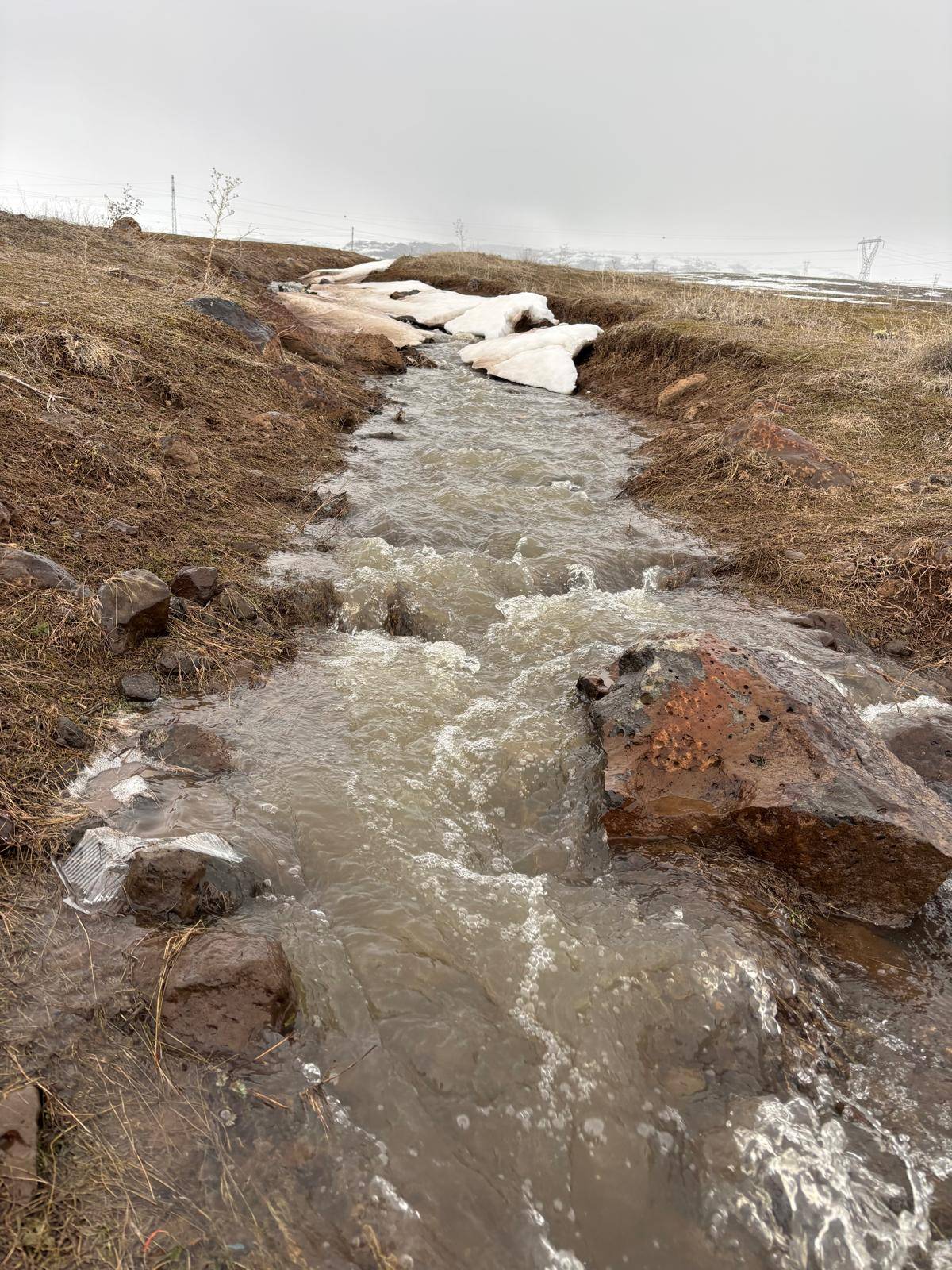 Patnos’ta Kar Suları Akmaya Başladı: Aladağlar’dan Ovaya Görsel Şölen (Videolu Haber)