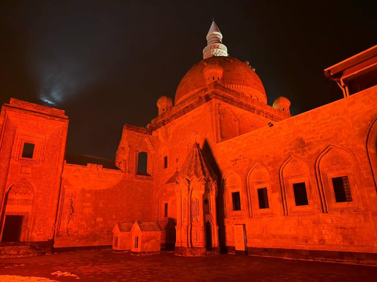 Ağrı’nın Tarihi Sarayı Tıp Bayramı’nda sağlık çalışanları için kırmızıya büründü