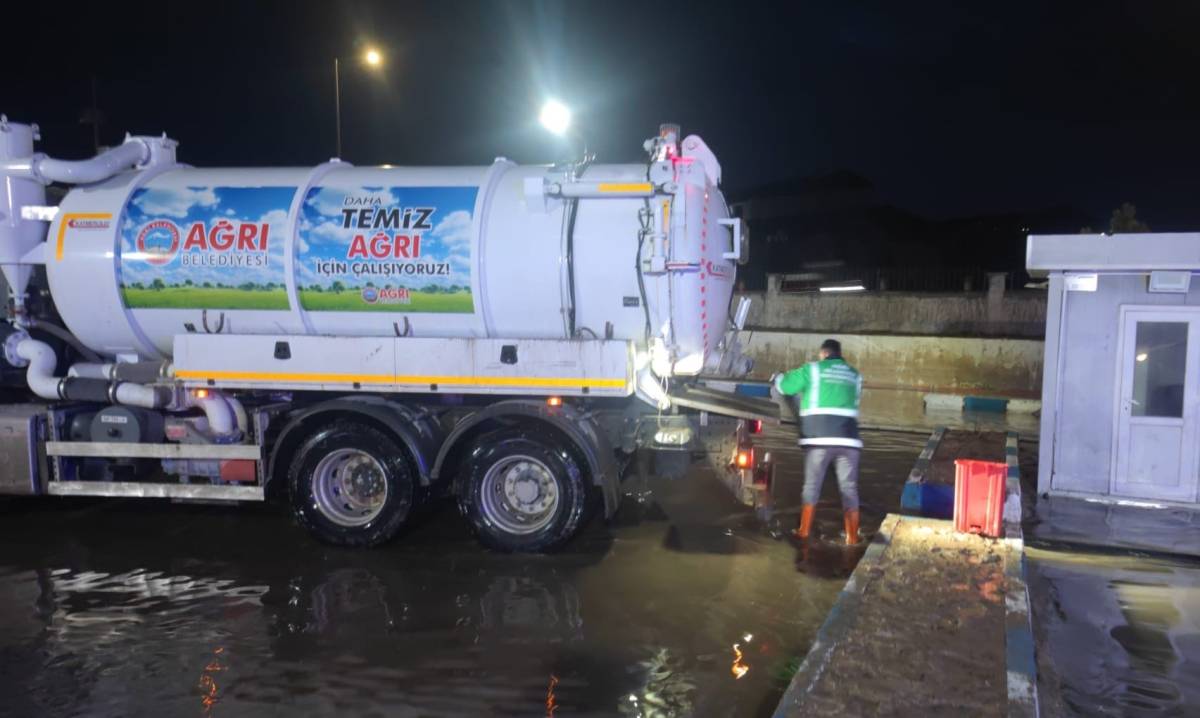 Ağrı’da su baskınına karşı yoğun mesai